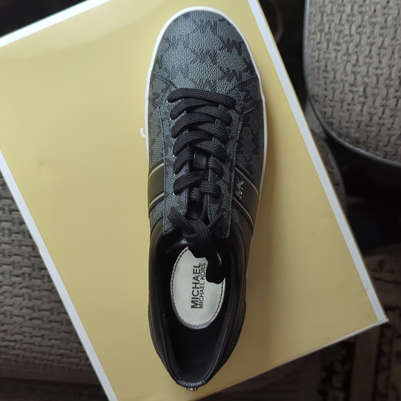 Shoes - Picture 2 of 3